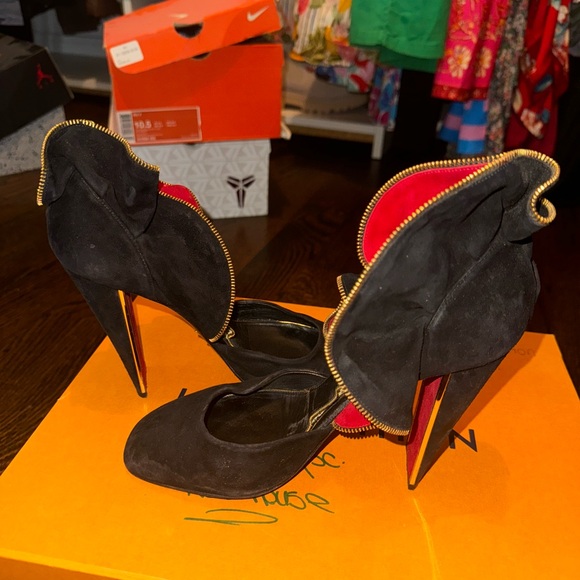 Louis Vuitton Black Suede Trimmed Pumps - Picture 3 of 12